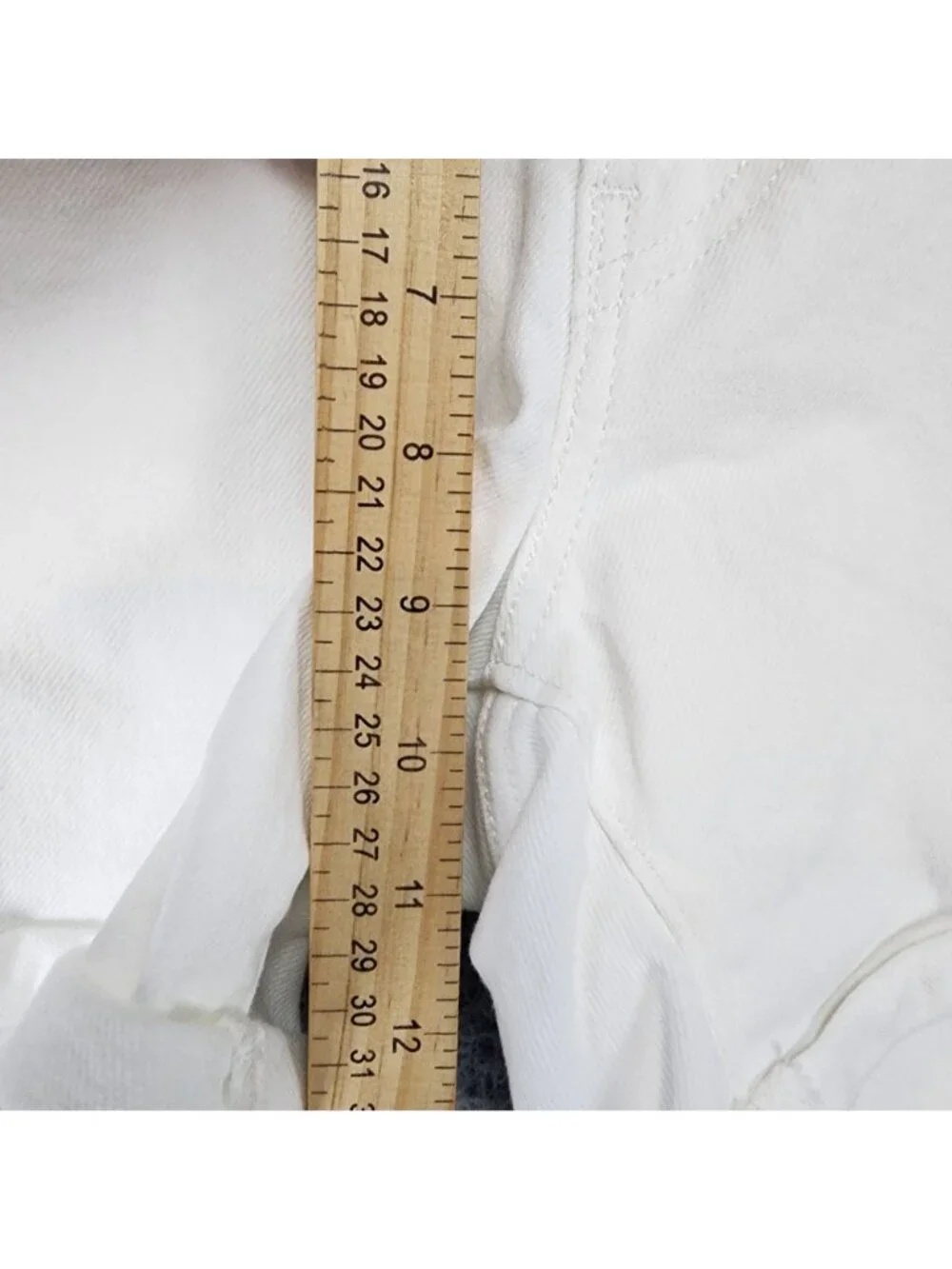 Levi's Shorts Womens 30 White Stretch Mid Rise Mid Length Denim Jean *NWT Read*
